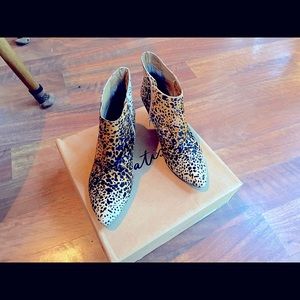 Matisse Nugent cow hair booties size 9 in leopard